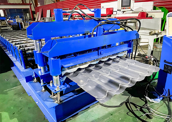 Gegalvaniseerd staal Hydraulisch snijden dakpaneel geglazuurde tegel rollen vormmachine koud