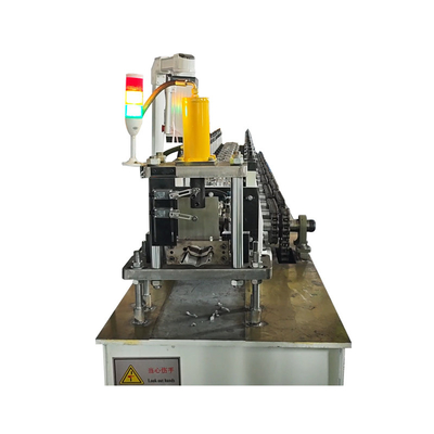 Hydraulische snijmachine voor het snijden van rolluiken, deurluik, stalen rolvormende machine, PLC