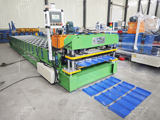 8-15 m/min. Snelheid van dakplaatvormende machine 3 kW Hydraulische kracht en PLC-besturing