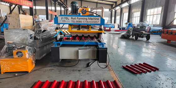 Compacte dakplaat rollen vormmachine met 8-15m/min vormingssnelheid en hydraulisch snijden