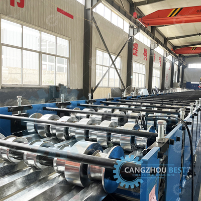 Gegalvaniseerde flying cutter non stop 20m/min Decking Floor Steel Sheet Roll Forming Machine