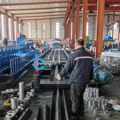 Stalen dikte 4 mm IJzer Snelle verandering 2&amp;3 golven Crash Barrier Roll Forming Machine