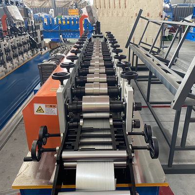 Stut- en spoorrolvormmachine PLC-besturing Vliegzaag snijtype