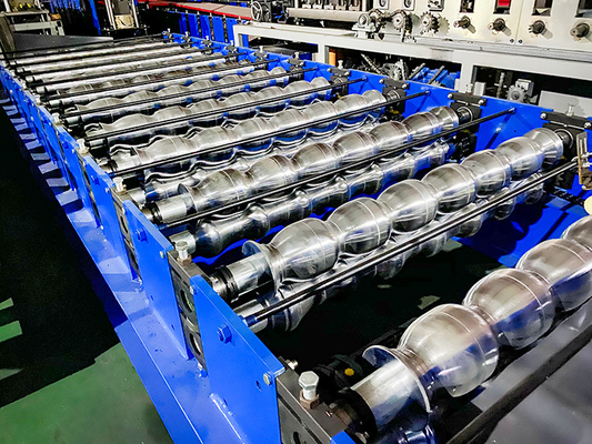 Gegalvaniseerd staal Hydraulisch snijden dakpaneel geglazuurde tegel rollen vormmachine koud