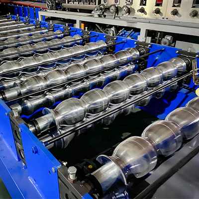 Gegalvaniseerd staal Hydraulisch snijden dakpaneel geglazuurde tegel rollen vormmachine koud