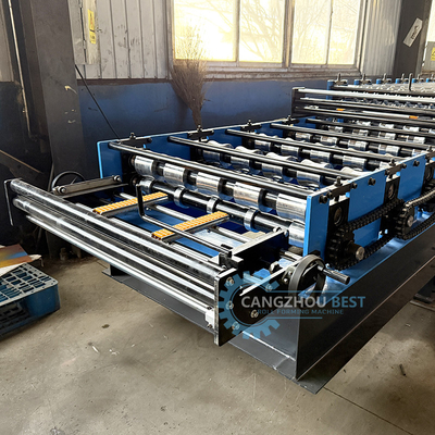 Rolvormende machine voor het maken van golvende trapezodiale dubbele laagstaalprofielen