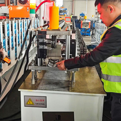 Hydraulische snijmachine voor het snijden van rolluiken, deurluik, stalen rolvormende machine, PLC