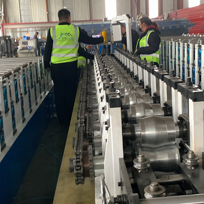 Hydraulische snijmachine voor het snijden van rolluiken, deurluik, stalen rolvormende machine, PLC