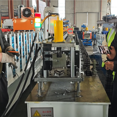 Hydraulische snijmachine voor het snijden van rolluiken, deurluik, stalen rolvormende machine, PLC
