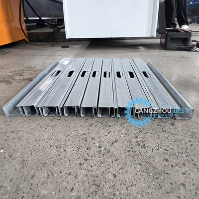 Staalprofiel twee maten Stud Roll Forming Machine Met Hydraulisch Punch