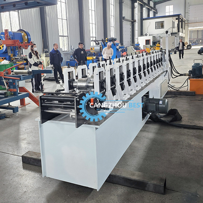 Staalprofiel twee maten Stud Roll Forming Machine Met Hydraulisch Punch