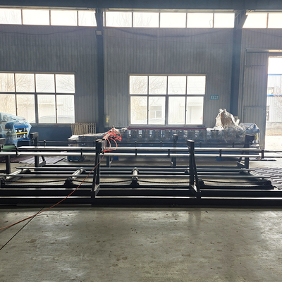 Automatische rolvormende machine voor het vormen van daktegels van staal