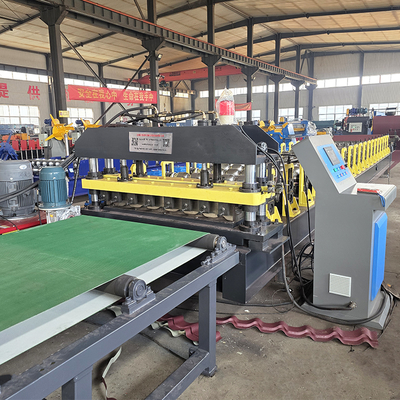 Automatische rolvormende machine voor het vormen van daktegels van staal