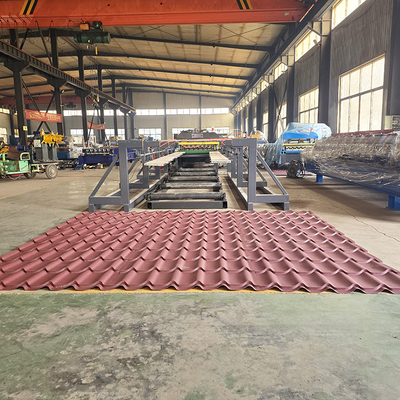 Automatische rolvormende machine voor het vormen van daktegels van staal