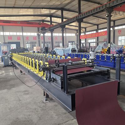 Automatische rolvormende machine voor het vormen van daktegels van staal