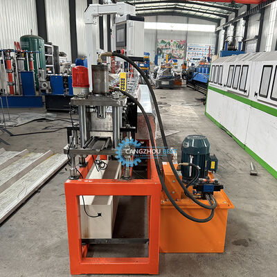 Op zwaar werk berekende industriële stalen roldeur die machine maakt