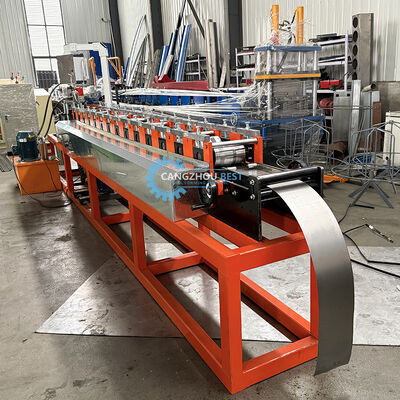 Op zwaar werk berekende industriële stalen roldeur die machine maakt